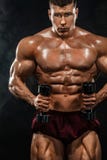 Brutale sterke spierbodybuilder atletische mens die omhoog spieren met domoor op zwarte achtergrond pompen workout stock foto's Brutale sterke spierbodybuilder atletische mens die omhoog spieren met domoor op zwarte achtergrond pompen workout stock foto's