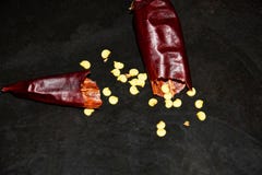 Bruten en fröskida av varm röd peppar med frö fotografering för bildbyråer Bruten en fröskida av varm röd peppar med frö fotografering för bildbyråer