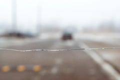 Brutet bilexponeringsglas med sprickan på vindrutan av automatiskn Royaltyfria Bilder Brutet bilexponeringsglas med sprickan på vindrutan av automatiskn Royaltyfria Bilder