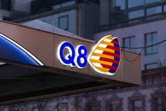 Bruxelas, Bruxelas/Bélgica - 13 12 18: o posto de gasolina q8 assina dentro Bruxelas Bélgica imagens de stock Bruxelas, Bruxelas/Bélgica - 13 12 18: o posto de gasolina q8 assina dentro Bruxelas Bélgica imagens de stock