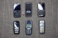 Bruxelles, Belgio - 26 febbraio 2017: Una collezione di vecchi telefoni cellulari compreso Nokia iconico 3310, Nokia 1600, E71 e immagini stock libere da diritti Bruxelles, Belgio - 26 febbraio 2017: Una collezione di vecchi telefoni cellulari compreso Nokia iconico 3310, Nokia 1600, E71 e immagini stock libere da diritti