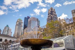 Bryant Park Fountain e construções - New York, EUA fotografia de stock royalty free Bryant Park Fountain e construções - New York, EUA fotografia de stock royalty free