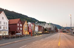 Bryggen den Hanseatic hamnplatsen av Bergen strand som är tom av folk på soluppgång på sommar, Norge royaltyfria foton Bryggen den Hanseatic hamnplatsen av Bergen strand som är tom av folk på soluppgång på sommar, Norge royaltyfria foton