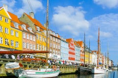 Brzeg Nyhavn Kopenhaga kanał na słonecznym dniu zdjęcie stock Brzeg Nyhavn Kopenhaga kanał na słonecznym dniu zdjęcie stock