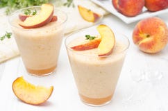 Brzoskwini souffle w szkłach zdjęcie stock Brzoskwini souffle w szkłach zdjęcie stock