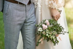 Bröllopbakgrund, brud och brudgum i stilfull kläder royaltyfria bilder Bröllopbakgrund, brud och brudgum i stilfull kläder royaltyfria bilder