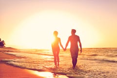 Bröllopsresapar på stranden, i att älska förhållande fotografering för bildbyråer Bröllopsresapar på stranden, i att älska förhållande fotografering för bildbyråer