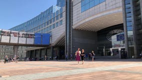 Brüssel, Belgien im Juni 2019 Leute, die auf die Esplanade im Europaviertel gehen stock footage Brüssel, Belgien im Juni 2019 Leute, die auf die Esplanade im Europaviertel gehen stock footage