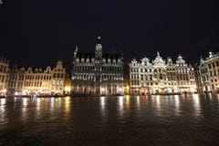 Brüssel Grand Place, regnerisches Wetter lizenzfreies stockbild Brüssel Grand Place, regnerisches Wetter lizenzfreies stockbild
