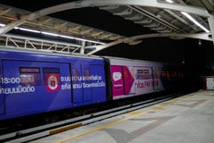 BTS pociąg przyjeżdża stację fotografia stock BTS pociąg przyjeżdża stację fotografia stock