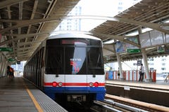 BTS Skytrain siedzi przy centrum miasta stacją obraz stock BTS Skytrain siedzi przy centrum miasta stacją obraz stock
