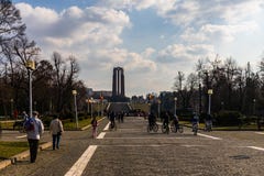 Bucarest, Romania - 2019 La gente all'entrata di Carol Park a Bucarest, Romania fotografia stock Bucarest, Romania - 2019 La gente all'entrata di Carol Park a Bucarest, Romania fotografia stock