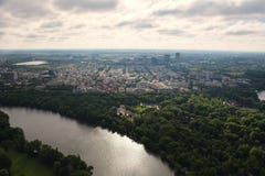 Bucarest, Roumanie, le 15 mai 2016 : Vue aérienne de parc de Herastrau photos libres de droits Bucarest, Roumanie, le 15 mai 2016 : Vue aérienne de parc de Herastrau photos libres de droits