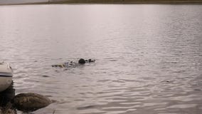 Buceo con escafandra en un lago de la montaña, técnicas practicantes para los salvadores de la emergencia inmersión en agua fría metrajes Buceo con escafandra en un lago de la montaña, técnicas practicantes para los salvadores de la emergencia inmersión en agua fría metrajes
