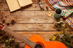 Buch, Decke, Kaffee und klassische Gitarre auf Holz stockfotos Buch, Decke, Kaffee und klassische Gitarre auf Holz stockfotos