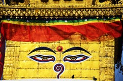 Buda observa o la sabiduría observa en el templo de Swayambhunath o el templo del mono Fotos de archivo libres de regalías Buda observa o la sabiduría observa en el templo de Swayambhunath o el templo del mono Fotos de archivo libres de regalías