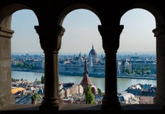 Budapest et position hongroise du parlement par la voûte de la bastion du ` s de pêcheur - Hongrie photos libres de droits Budapest et position hongroise du parlement par la voûte de la bastion du ` s de pêcheur - Hongrie photos libres de droits