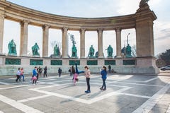 BUDAPEST, HONGRIE - 4 AVRIL 2019 : Beaucoup de touristes flânent sur la place des héros Est une des attractions plus-visitées photos libres de droits BUDAPEST, HONGRIE - 4 AVRIL 2019 : Beaucoup de touristes flânent sur la place des héros Est une des attractions plus-visitées photos libres de droits