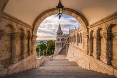 Budapest, Hongrie - porte du nord de la bastion célèbre du ` s de pêcheur image stock Budapest, Hongrie - porte du nord de la bastion célèbre du ` s de pêcheur image stock