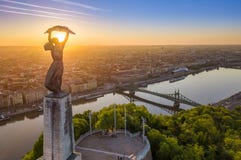 Budapest, la Hongrie - vue aérienne de la belle statue de la liberté hongroise avec Liberty Bridge et horizon de Budapest image stock Budapest, la Hongrie - vue aérienne de la belle statue de la liberté hongroise avec Liberty Bridge et horizon de Budapest image stock