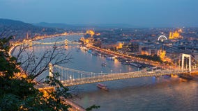 Budapest miasto przy błękitną godziną z iluminującym Łańcuszkowym mostem i Erzsebet mostem na Danube rzece, malowniczy wieczór pe fotografia stock Budapest miasto przy błękitną godziną z iluminującym Łańcuszkowym mostem i Erzsebet mostem na Danube rzece, malowniczy wieczór pe fotografia stock