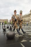 Budapest, Ungarn - 17. April 2018: Ehrenwache am ungarischen Parlament lizenzfreies stockbild Budapest, Ungarn - 17. April 2018: Ehrenwache am ungarischen Parlament lizenzfreies stockbild