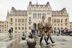 Budapest, Ungarn - 17. April 2018: Ehrenwache am ungarischen Parlament lizenzfreie stockbilder Budapest, Ungarn - 17. April 2018: Ehrenwache am ungarischen Parlament lizenzfreie stockbilder