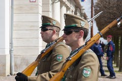 Budapest Ungern - April 5, 2018: Medlemmar av den ungerska hedersvakten fotografering för bildbyråer Budapest Ungern - April 5, 2018: Medlemmar av den ungerska hedersvakten fotografering för bildbyråer