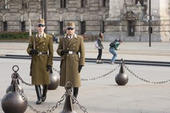 Budapest Ungern - April 6, 2018: Medlemmar av den ungerska hedersvakten som marscherar runt om den hissade ungerska flaggan nära royaltyfri fotografi Budapest Ungern - April 6, 2018: Medlemmar av den ungerska hedersvakten som marscherar runt om den hissade ungerska flaggan nära royaltyfri fotografi
