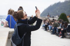 Budapest Ungern - April 10, 2018: Turist- tagande fotografibild med smartphonen arkivfoton Budapest Ungern - April 10, 2018: Turist- tagande fotografibild med smartphonen arkivfoton
