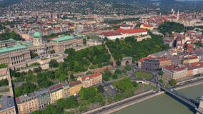 Budapest, Ungheria - maggio 2019: Vista aerea del fuco del centro storico della città di Budapest con bella architettura stock footage Budapest, Ungheria - maggio 2019: Vista aerea del fuco del centro storico della città di Budapest con bella architettura stock footage