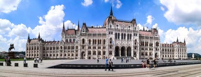 Budapest, Budapest/Ungheria; 05/27/2018: una vista frontale panoramica della costruzione del Parlamento di Budapest sull'estate d immagine stock Budapest, Budapest/Ungheria; 05/27/2018: una vista frontale panoramica della costruzione del Parlamento di Budapest sull'estate d immagine stock