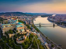 Budapest, Ungheria - vista aerea dell'orizzonte di Buda Castle Royal Palace e di Rondella del sud con il distretto del castello fotografia stock libera da diritti Budapest, Ungheria - vista aerea dell'orizzonte di Buda Castle Royal Palace e di Rondella del sud con il distretto del castello fotografia stock libera da diritti