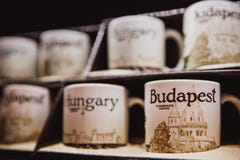 Budapest Węgry, Styczeń, - 01, 2018: Zakończenie loga ceramiczna filiżanka Starbucks Budapest w sklepie w Starbucks kawiarni w Bu zdjęcie stock Budapest Węgry, Styczeń, - 01, 2018: Zakończenie loga ceramiczna filiżanka Starbucks Budapest w sklepie w Starbucks kawiarni w Bu zdjęcie stock