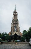 BUDAPEST WĘGRY, WRZESIEŃ, - 17, 2016: Ludzie chodzi przed Assisi Szent Ferenc kościół katolickim na Bakats Obciosują _ zdjęcia stock BUDAPEST WĘGRY, WRZESIEŃ, - 17, 2016: Ludzie chodzi przed Assisi Szent Ferenc kościół katolickim na Bakats Obciosują _ zdjęcia stock