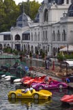Budapest Węgry, Wrzesień, -, 13, 2019: Ludzie używa samochód kształtowali pedałową łódź w jeziorze w Varosliget parku w słoneczny zdjęcie royalty free Budapest Węgry, Wrzesień, -, 13, 2019: Ludzie używa samochód kształtowali pedałową łódź w jeziorze w Varosliget parku w słoneczny zdjęcie royalty free