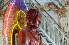 Buddha-Statue im traditionellen vietnamesischen Tempel Lizenzfreies Stockfoto Buddha-Statue im traditionellen vietnamesischen Tempel Lizenzfreies Stockfoto