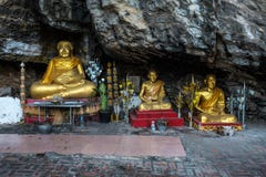 Buddhas вдоль пещеры на святом держателе Phousi горы, Luang Prabang, Лаосе стоковое фото rf Buddhas вдоль пещеры на святом держателе Phousi горы, Luang Prabang, Лаосе стоковое фото rf