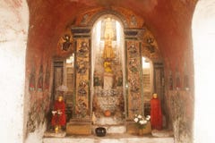 Buddhas внутрь на пагоде стены виска Nyan Shwe Kgua в Мьянме стоковая фотография Buddhas внутрь на пагоде стены виска Nyan Shwe Kgua в Мьянме стоковая фотография