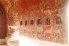 Buddhas внутрь на пагоде стены виска Nyan Shwe Kgua в Мьянме стоковое фото Buddhas внутрь на пагоде стены виска Nyan Shwe Kgua в Мьянме стоковое фото
