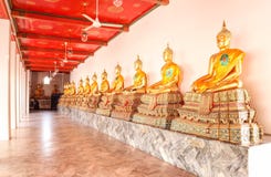 Buddhastatyer på Wat Phra Chetuphon Vimolmangklararm Rajwaramahaviharn Wat Pho, Bangkok, Thailand i December 2018 fotografering för bildbyråer Buddhastatyer på Wat Phra Chetuphon Vimolmangklararm Rajwaramahaviharn Wat Pho, Bangkok, Thailand i December 2018 fotografering för bildbyråer