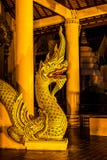 Buddhismusschutzstatue und Lichter nachts, Thailand lizenzfreies stockfoto Buddhismusschutzstatue und Lichter nachts, Thailand lizenzfreies stockfoto