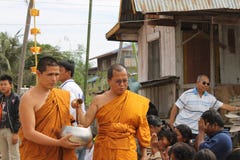 Buddhistischer gehender Mönch, Thailand lizenzfreie stockfotografie Buddhistischer gehender Mönch, Thailand lizenzfreie stockfotografie