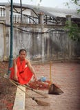 Buddist michaelita jest odpoczynkowy po ulicznego cleaning zdjęcia royalty free Buddist michaelita jest odpoczynkowy po ulicznego cleaning zdjęcia royalty free