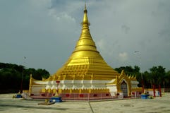 Buddistisk tempel i Lumbini, Nepal, nära den indiska borderren royaltyfri fotografi Buddistisk tempel i Lumbini, Nepal, nära den indiska borderren royaltyfri fotografi