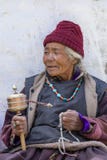 Buddyjskie stare kobiety podczas Tsam tajemnicy w czasie Yuru Kabgyat festiwal przy Lamayuru Gompa, Ladakh, Północny India Obrazy Stock Buddyjskie stare kobiety podczas Tsam tajemnicy w czasie Yuru Kabgyat festiwal przy Lamayuru Gompa, Ladakh, Północny India Obrazy Stock