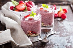 Budino di chia della fragola in vetri immagini stock Budino di chia della fragola in vetri immagini stock