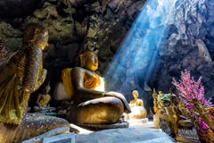 Budismo surpreendente com o raio de luz na caverna imagens de stock royalty free Budismo surpreendente com o raio de luz na caverna imagens de stock royalty free