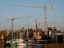 Budowa żurawie na w Gdańskim miejski krajobrazu zdjęcie stock Budowa żurawie na w Gdańskim miejski krajobrazu zdjęcie stock