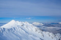 Budować na wierzchołku góry zakrywać z śniegiem w Sochi Rosa Khutor ośrodku narciarskim Obrazy Royalty Free Budować na wierzchołku góry zakrywać z śniegiem w Sochi Rosa Khutor ośrodku narciarskim Obrazy Royalty Free
